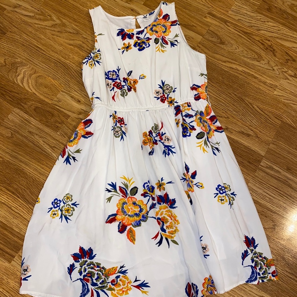 Dresses - Picture 2 of 3